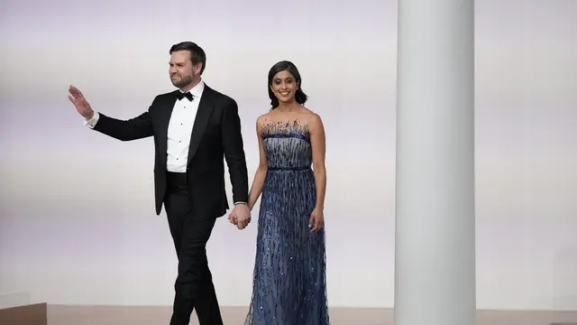Wakil Presiden AS J.D. Vance (kiri) dan istrinya Usha Vance menari mengikuti lagu The Battle Hymn of the Republic selama pesta pelantikan di Washington, DC, pada 20 Januari 2025. (Dok: Patrick T