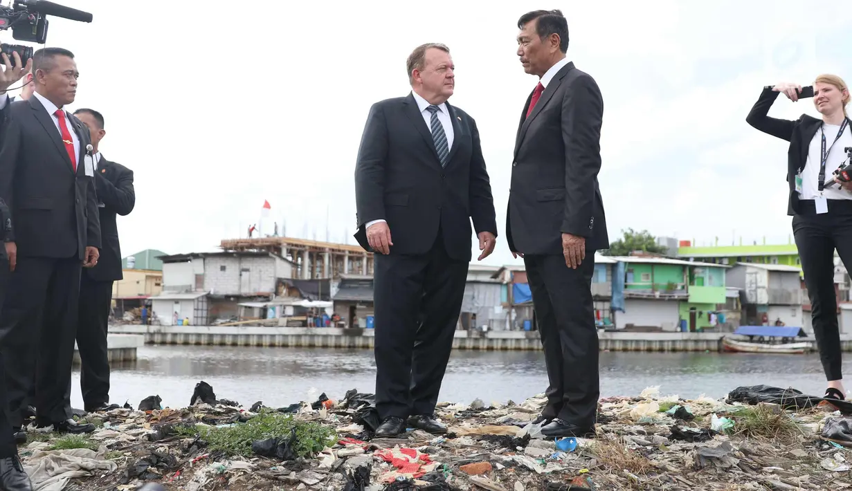 PM Denmark Lars Lokke Rasmussen berbincang dengan Menko Kemaritiman, Luhut Pandjaitan di bantaran sungai belakang Museum Bahari, Jakarta, (28/11). Kedatangannya guna mendukung agenda kelautan Indonesia. (Liputan6.com/Angga Yuniar)