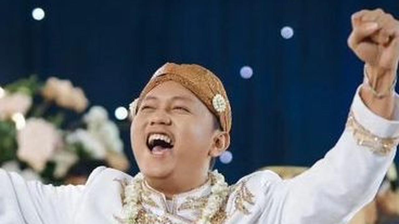 Setelah mengucapkan ijab kabul dan dinyatakan sah, semuanya langsung mencapkan syukur. Bahkan Denny Caknan sampai melakukan selebrasi.