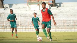 Meski tanpa didamping Aji Santoso, namun para pemain tetap serius dan semangat dalam mengikuti sesi latihan kali ini. (Foto: Dokumentasi Persebaya)