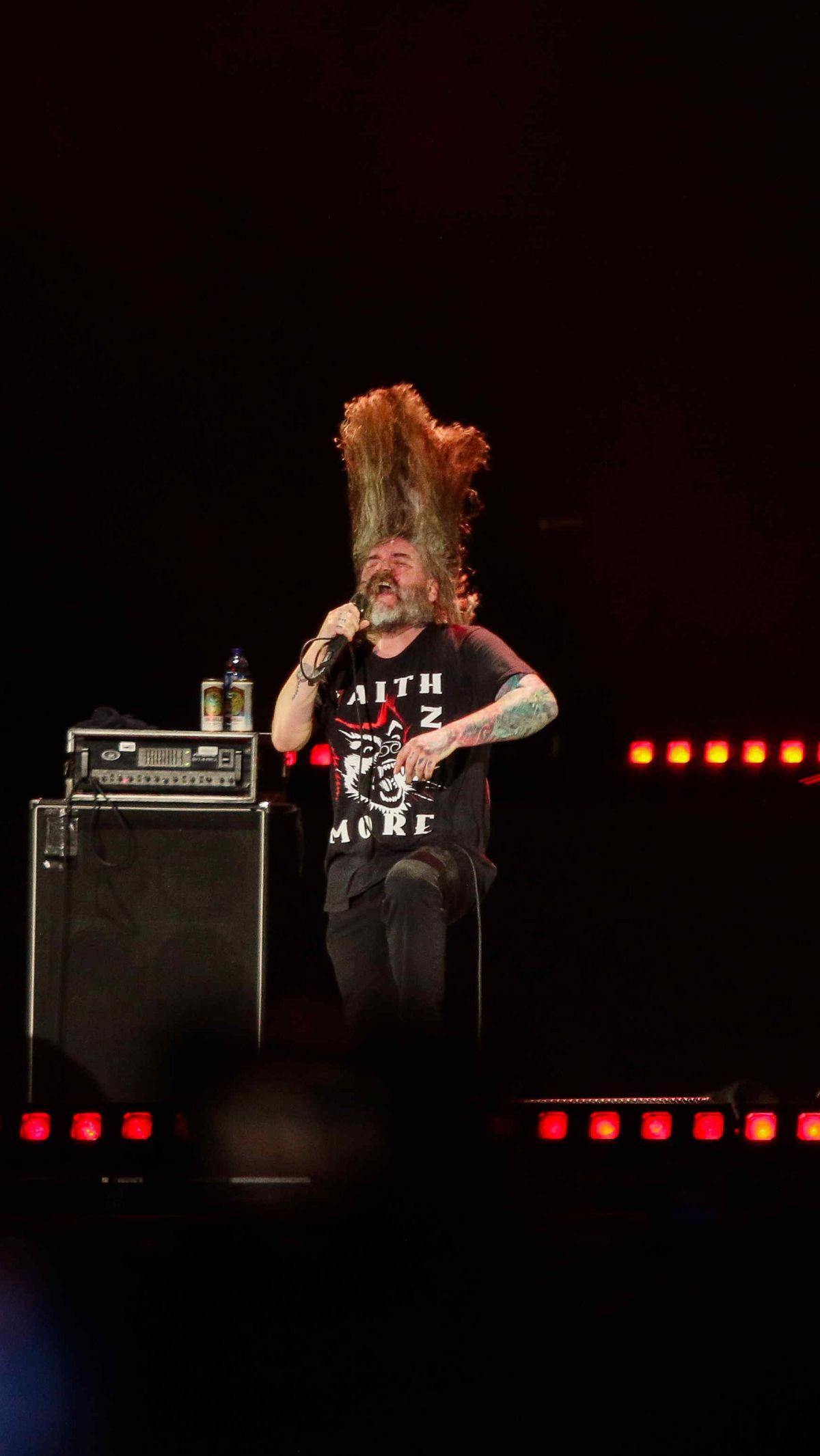 Suicide Silence menghentak panggung Hammersonic dengan beberapa lagu andalannya, seperti <i>You Only Live Once, Unanswered</i> dan <i>Wake Up</i>.&nbsp;Foto: Liputan6.com/Herman Zakharia<br>