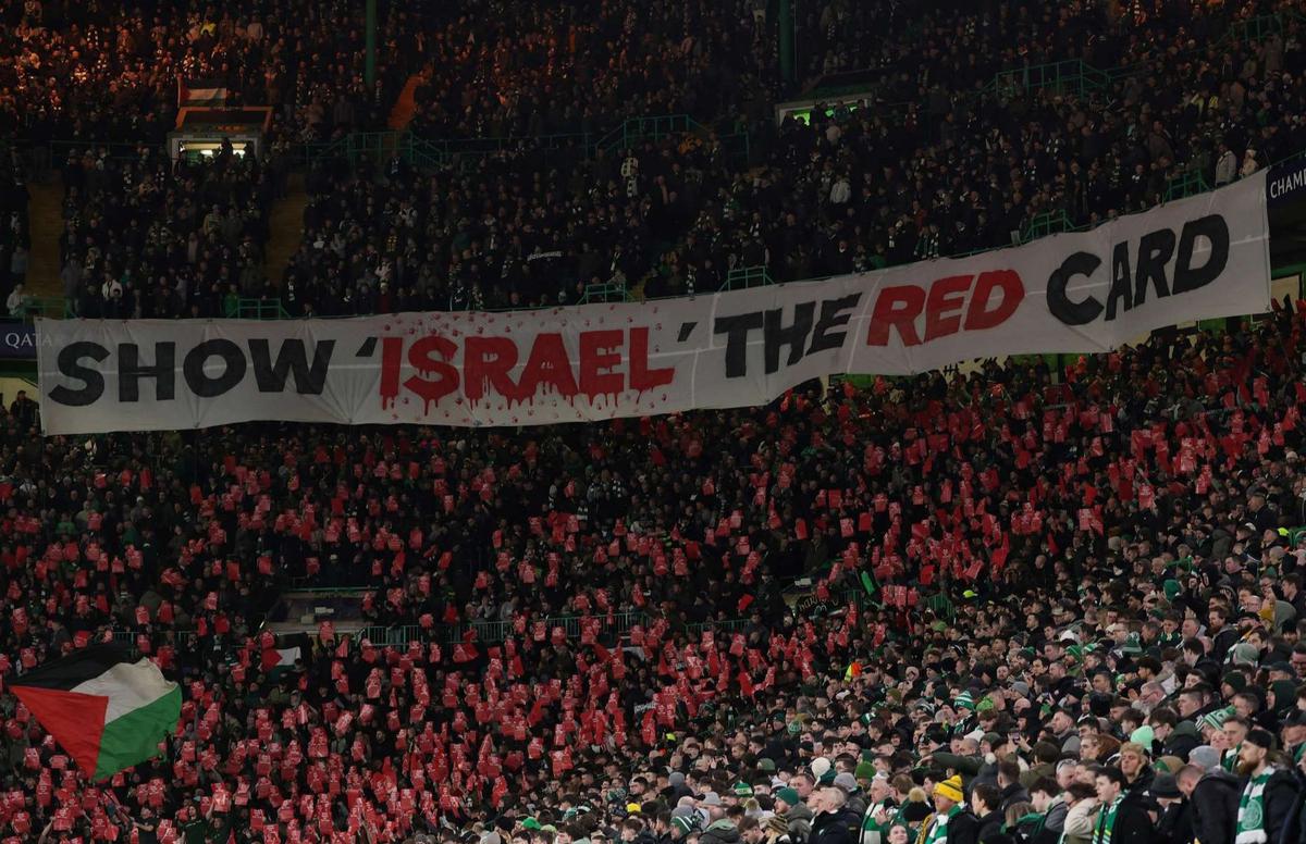 Suporter Green Brigade Celtic Bentangkan Spanduk Kecam Israel