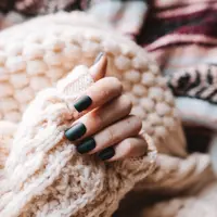 ilustrasi kuku hitam/allison christine/unsplash