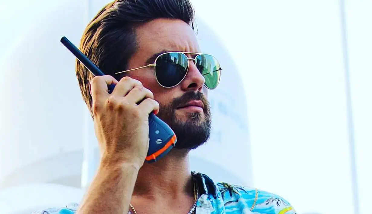 Ini potret Scott Disick saat memegang walkie talkie. Hmm.. ganteng banget ya? (instagram/letthelordbewithyou)