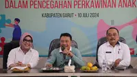 Pj. Bupati Garut, Barnas Adjidin, menyampaikan materi dalam kegiatan Penguatan Pusat Pembelajaran Keluarga (PUSPAGA) dalam rangka mencegah perkawinan anak di Garut. (Liputan6.com/Jayadi Supriadin)