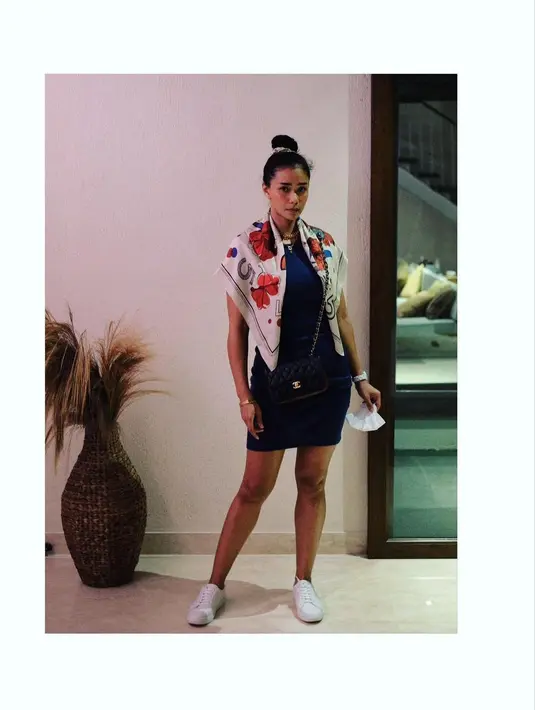 Ia banyak menampilkan gaya sporty dalam berpenampilan.Di segala kesempatan, sepatu sneakers setia menemaninya. (Foto: Instagram/ @Adinia Wirasti)