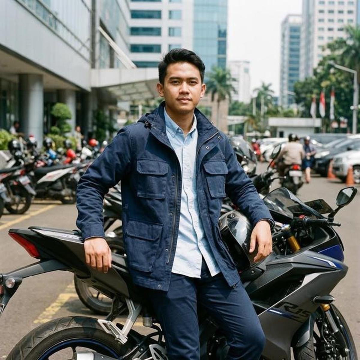 7 Outfit Kantor yang Tetap Rapi Meski Naik Motor, Tampil Profesional Tanpa Ribet di Perjalanan