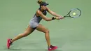 Salah satu aksi petenis AS, Madison Keys saat melawan Kaia Kanepi, pada perempat final AS Terbuka 2017 di Arthur Ashe Stadium, New York, (6/9/2017). Madison menang 6-3, 6-3. (AP/Kathy Willens)