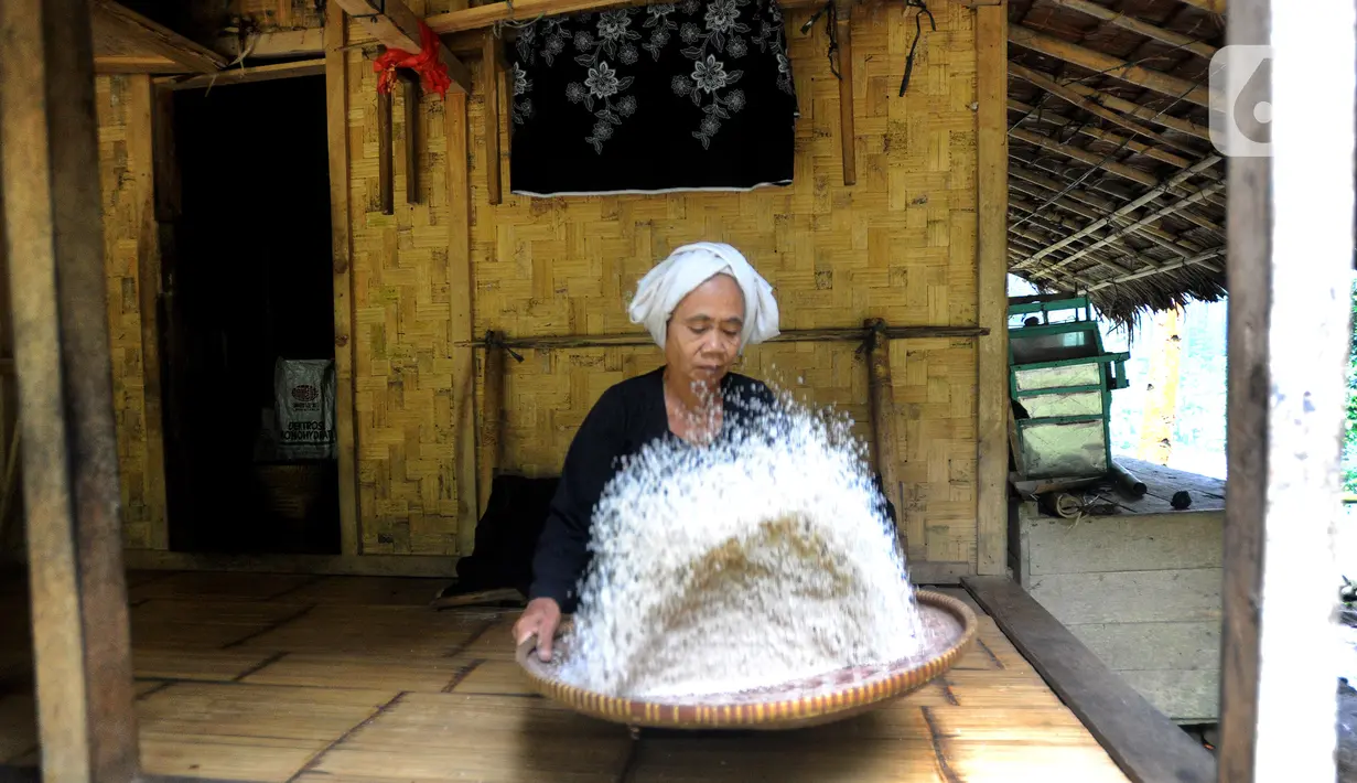 Seperti madu, tanaman lokal tuak akar randu, kayu kigeulis, daun sirih, bunga koreje, tuak akar randu, kayu kigeulis, daun sirih, bunga koreje, dan lain lain mereka adaptasikan untuk mengobati beragam macam penyakit. (merdeka.com/Arie Basuki)
