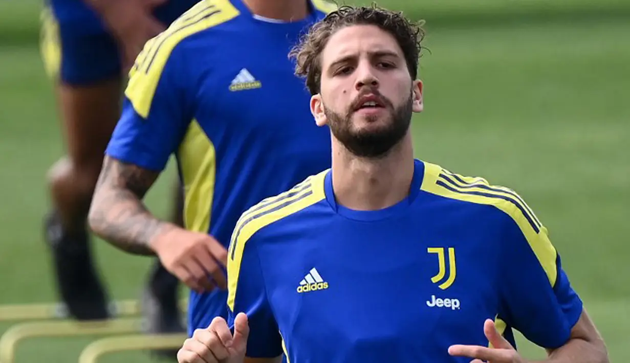 Carlo Pinsoglio. Kiper Italia yang kini menginjak usia 32 tahun ini sejatinya adalah produk akademi Juventus. Belum sempat dipromosikan ke tim senior, ia dilepas ke Vicenza pada tengah musim 2011/2012. Juventus kembali mendatangkannya dari Vicenza pada awal musim 2014/2015 dengan nilai transfer 800 ribu euro. Hingga kini ia baru bermain 5 kali bersama tim senior Juventus dengan torehan 1 kali clean sheet dan kebobolan 5 gol. Kontraknya bersama Si Nyonya Tua akan segera berakhir pada Juni 2023. (AFP/Marco Bertorello)