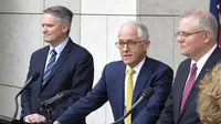Menteri Keuangan Mathias Cormann (kiri), Perdana Menteri Malcolm Turnbull (tengah) dan Treasurer Scott Morrison (kanan) memberikan pernyataan pers di Parliament House, Canberra, Australia, Rabu 22 Agustus 2018. (AP Photo/Rod McGuirk)