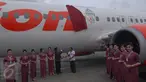 Ketua Gerakan Pemuda Ansor Nusron Wahid (kiri) dan Direktur Umum Lion Air Edwar Sirait (kedua kiri) meresmikan logo GP Ansor yang terpasang di badan pesawat di Terminal 1 Bandar Udara Soekarno Hatta, Tangerang, Selasa (24/11). (Liputan6.com/Angga Yuniar)