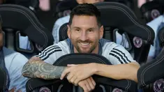 Pemain Inter Miami Lionel Messi tersenyum sebelum pertandingan sepak bola Piala Liga melawan Cruz Azul di Fort Lauderdale, Florida, Amerika Serikat, 21 Juli 2023. (AP Photo/Lynne Sladky)