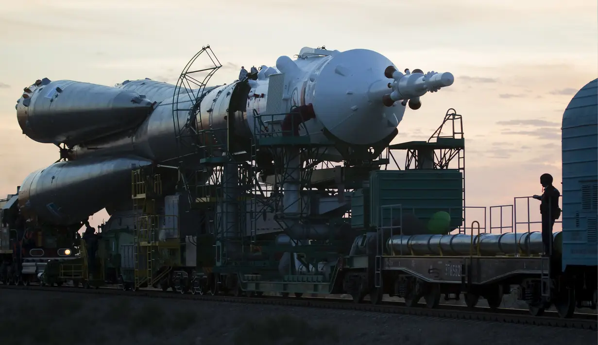 Pesawat luar angkasa  Soyuz TMA - 18M diangkut dari tempat perakitan di kosmodrom Baikonur, Kazakhstan, Senin (31/8/2015). Aidyn Aimbetov dari Kazakhstan dan Sergei Volkov dari Denmark akan menjadi awak pesawat luar angkasa ini. (REUTERS/Shamil Zhumatov)