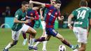 Pemain Barcelona, Robert Lewandowski, berusaha melewati pemain Alaves pada laga pekan ke-13 La Liga 2023/2024 di Estadi Olímpic Lluís Companys, Minggu (12/11/2023). Dengan kemenangan ini, Barcelona mengemas 30 angka dari 13 laga dan berada di peringkat ketiga klasemen sementara. (AP Photo/Joan Monfort)