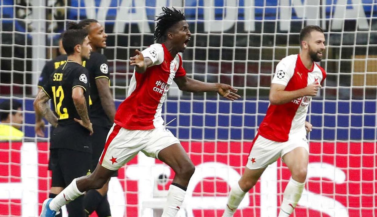 Pemain Slavia Praha, Peter Olayinka, melakukan selebrasi usai membobol gawang Inter Milan pada laga Liga Champions di Stadion Giuseppe Meazza, Selasa (17/9/2019). Kedua tim bermain imbang 1-1. (AP/Antonio Calanni)