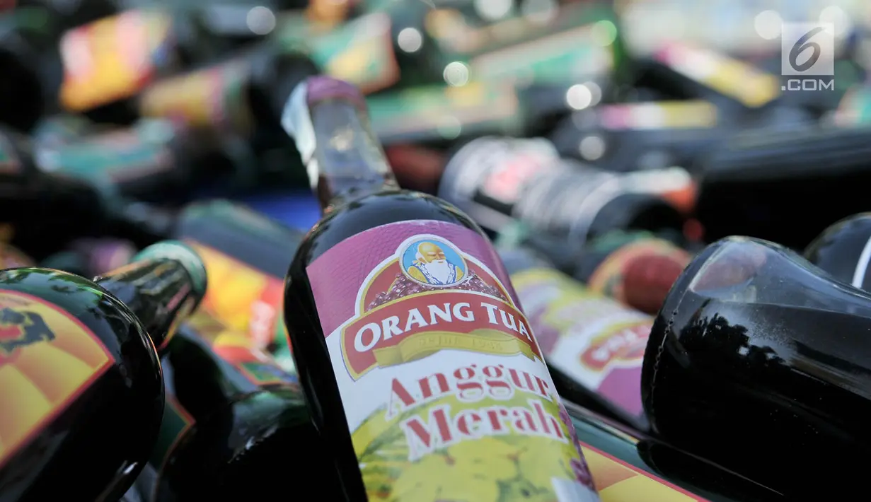 Ribuan botol minuman keras (miras) ilegal siap untuk dimusnahkan di Lapangan Silang Monas Tenggara, Jakarta, Senin (27/5/2019). Pemprov DKI memusnahkan 18.174 botol miras tanpa izin hasil penertiban jajaran Satpol PP DKI Jakarta periode Januari 2019 hingga Mei 2019. (merdeka.com/Iqbal S Nugroho)