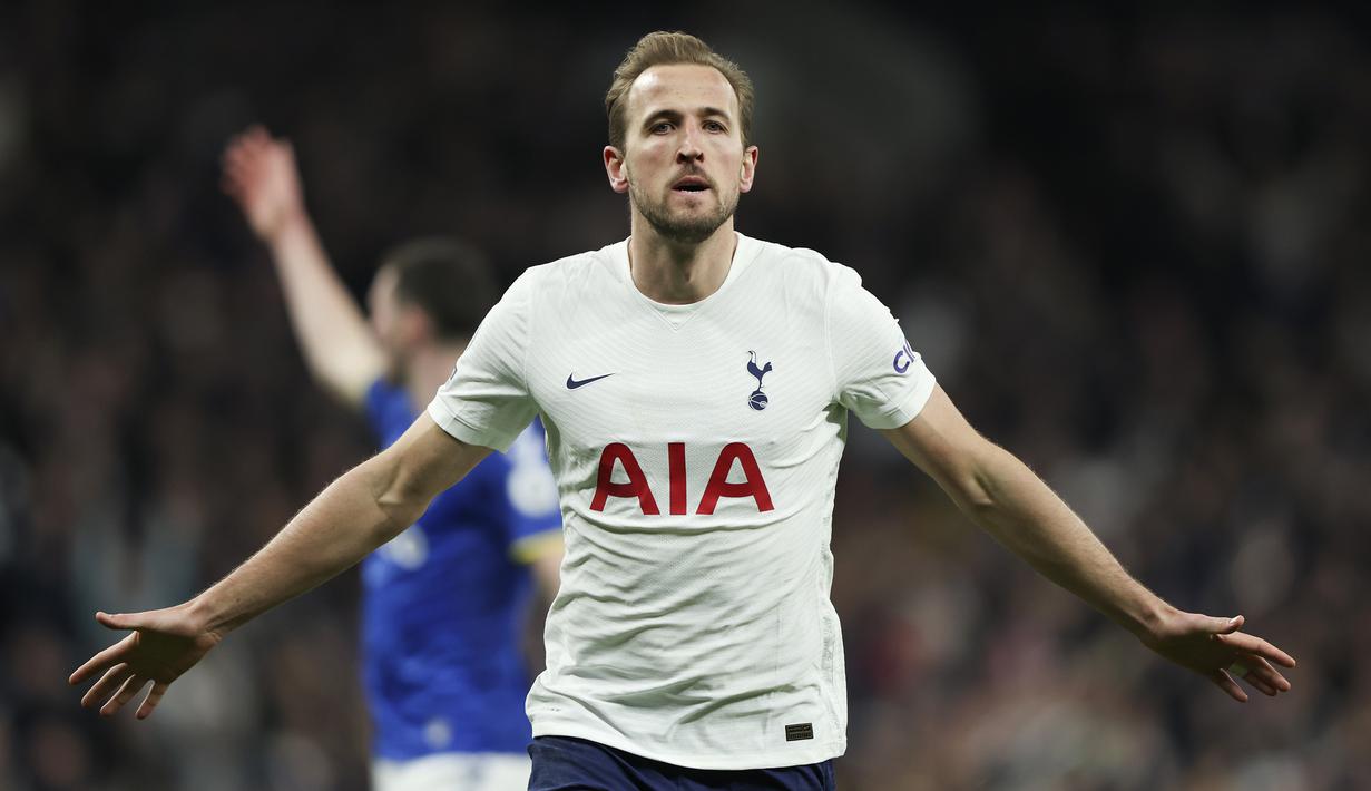 Harry Kane. Striker Inggris berusia 28 tahun yang kini memasuki musim ke-12 bersama Tottenham Hotspur ini total mencetak 176 gol di Liga Inggris. Seluruh gol dicetak bersama The Lilywhites mulai 2010/2011 hingga kini. Ia baru saja melampaui catatan gol Thierry Henry dengan 175 gol. (AP/Ian Walton)