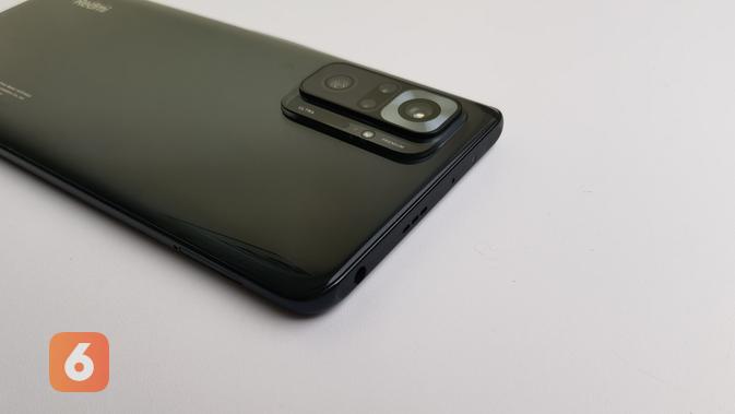 Redmi Note 10 Pro menempatkan jack audio 3,5mm di sisi atas smartphone. (Liputan6.com/ Agustin Setyo W)