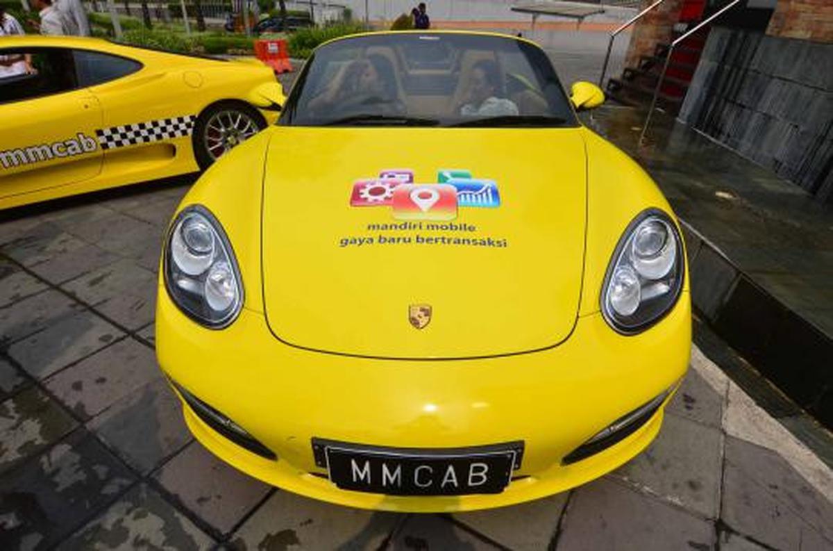Taksi Ferrari untuk promosi Bank Mandiri