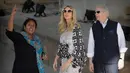 Putri sulung Presiden AS Donald Trump, Ivanka Trump mendengarkan penjelasan tentang benteng Golconda dalam kunjungannya ke Hyderabad, India, Rabu (29/11). Kacamata hitam yang chic tampak menyempurnakan penampilan kasualnya kali ini. (AP/Manish Swarup)