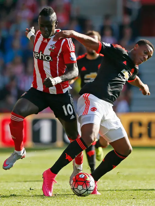 Gelandang Southampton, Sadio Mane (kanan) berebut bola dengan penyerang MU, Anthony Martial pada lanjutan Liga Premier Inggris di Stadion St. Mary, Minggu (20/9/2015). MU menang atas   Southampton dengan skor 3-2. (Reuters/Stefan Wermuth)