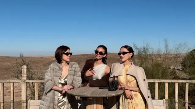 Yuki Kato di Pernikahan Sahabat di Maroko pakai kacamata hitam. [@diandranashriyah]