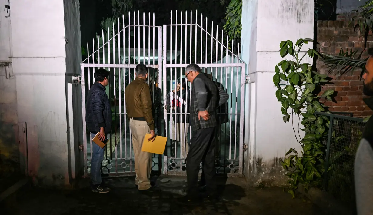 Personel polisi melakukan penyelidikan setelah dugaan ledakan terjadi di dekat kedutaan besar Israel di New Delhi pada 26 Desember 2023. (Arun SANKAR / AFP)