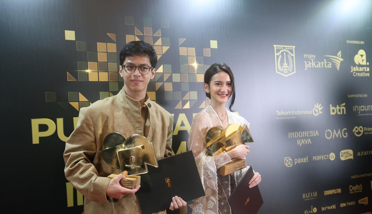 El Putra Sarira (kiri) dan Leya Princy berfoto...                    </div>

                    <div class=