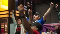 Bertempat di Brewerkz, The Breeze BSD City, Tangerang, Sabtu (9/3/2024) malam WIB, komunitas fans Manchester United, United Army mengikuti acara Roaring Night pertandingan Liga Inggris 2023/2024 antara Manchester United menghadapi Everton pada laga pekan ke-28 Premier League 2023/2024. Acara yang berlangsung meriah terselenggara atas kolaborasi antara Vidio, Bola.com, Bola.net dan Premier League. (Bola.com/Afi)