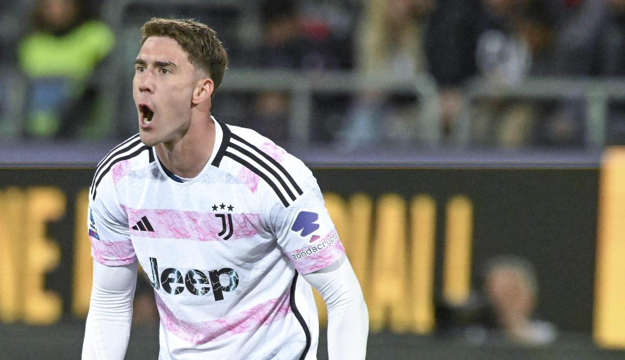 Pemain Juventus, Dusan Vlahovic, melakukan selebrasi setelah mencetak gol ke gawang Cagliari pada laga Liga Italia di Stadion Unipol Domus, Sabtu (20/4/2024). Hasil imbang ini tidak mengubah posisi kedua tim di klasemen sementara. Juventus masih ada di peringkat tiga klasemen Liga Italia 2023/2024. (Gianluca Zuddas/LaPresse via AP)