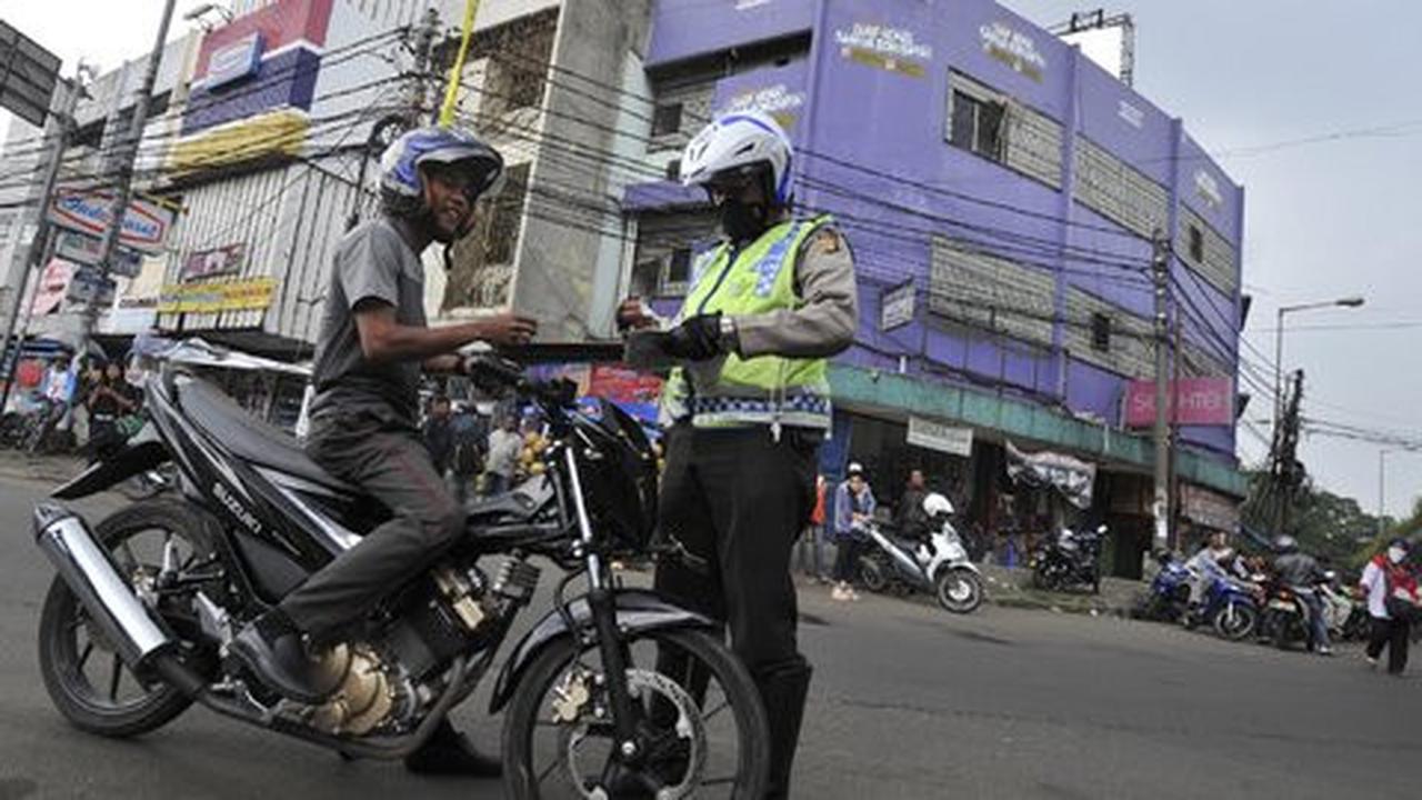 Ditanya surat perintah, polisi ini perlakukan warga laiknya penjahat