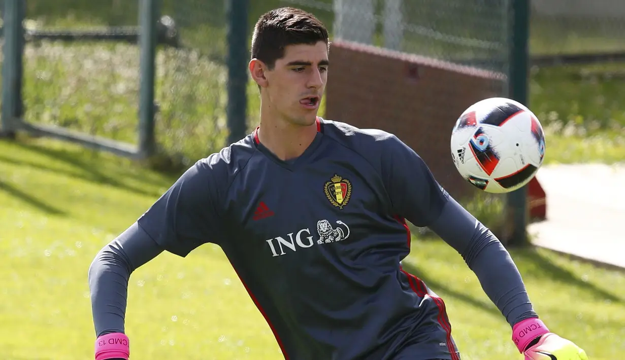 Kiper Belgia,  Thibaut Courtois tengah berlatih jelang melawan Wales pada perempat final piala Eropa 2016 di  Girondins de Bordeaux, Le Haillan, Prancis, (28/6/2016). (REUTERS/Regis Duvignau)