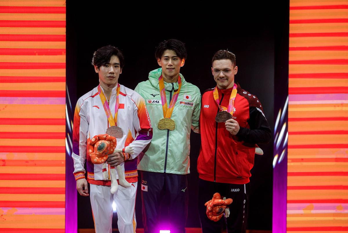 FOTO: Aksi Daiki Hashimoto Cetak Hattrick Emas di Kejuaraan Dunia Gimnastik Jakarta