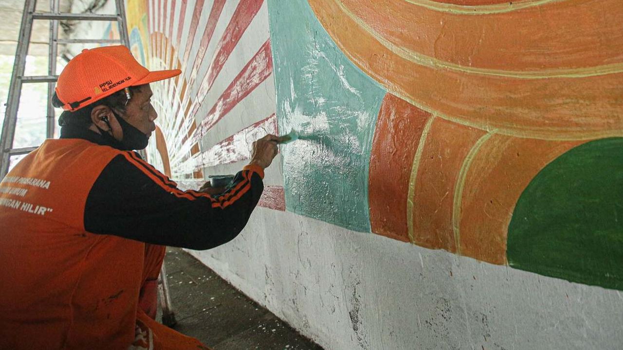 Guna mempercantik sudut Kota Jakarta, Petugas Penanganan Prasarana dan Sarana Umum (PPSU) dikerahkan untuk membuat mural di kolong Semanggi. Selain itu, pembuatan mural ini juga untuk mengantisipasi aktivitas vandalisme.