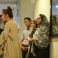 “Kami tahu sakitnya memang sudah lama. Jadi kami memang lebih dekat dengan mamanya, paling ketemu abah hanya salam saja. Tapi katanya Olla memang anak kesayangan abah,” kata Ashanty. (Adrian Putra/Bintang.com)