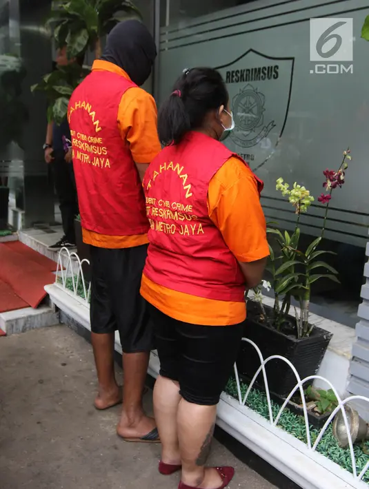 Tersangka diperlihatkan saat rilis kasus tindak pidana penipuan melalui Facebook dan WhatsApp di Polda Metro Jaya, Jakarta, Rabu (18/4). ASE alias Donal Key berpura-pura sebagai pensiunan tentara AS untuk mengelabui korban. (Liputan6.com/Arya Manggala)