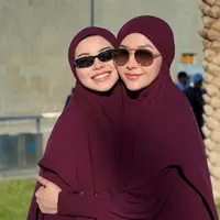 Alyssa Daguise saat Menjalankan Umrah Dalam Keadaan Hamil bareng Maia Estianty. [@maiaestiantyreal]