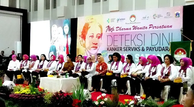 Ibu Negara Iriana Jokowi dan Mufidah Jusuf Kalla menghadiri acara Deteksi Dini Kanker Serviks dan Payudara dengan Tes IVA dan Sadani di Kemenkes, Senin (17/4/2017). (Foto: Liputan6.com/Fitri Haryanti Harsono)