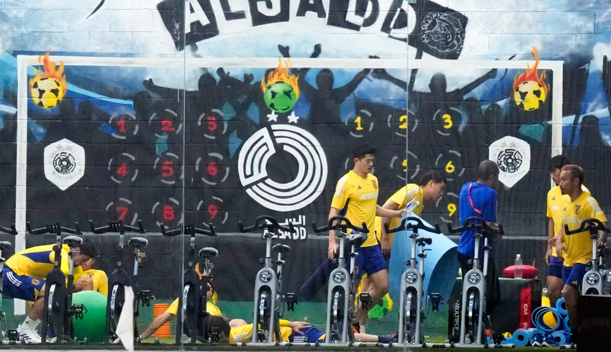Pemain Jepang melakukan pemanasan di gym sebelum sesi latihan di Doha, Qatar, 29 November 2022. Jepang akan menghadapi Spanyol dalam pertandingan Grup E Piala Dunia 2022 pada 1 Desember. (AP Photo/Eugene Hoshiko)