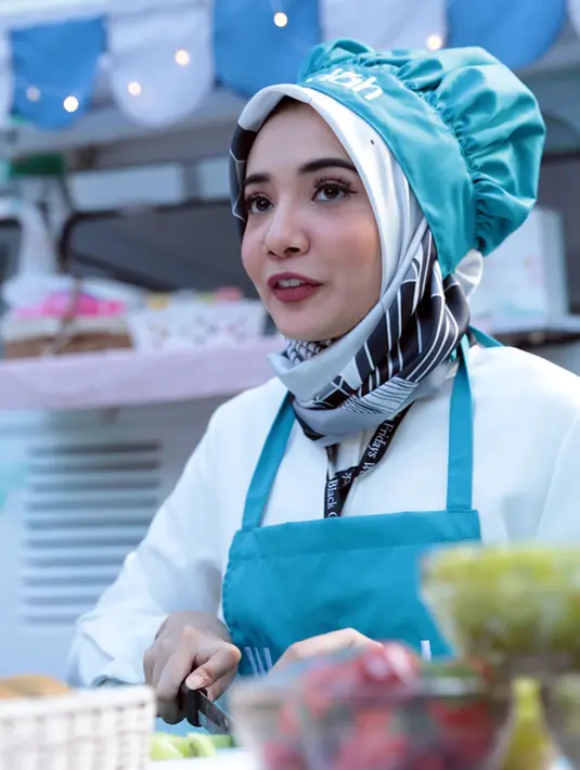 Kesibukannya begitu dirasakan oleh Zaskia pada  Ramadan kali ini. Selain kesibukannya di dunia entertainmen, ia mengaku sibuk dengan bisnis barunya membuat kue. (Deki Prayoga/Bintang.com)