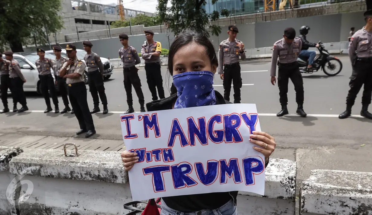 Pengunjuk rasa saat menggelar aksi di depan kantor Kedubes AS di Jakarta Sabtu (4/2). Mereka mendesak agar Presiden Donald Trump mencabut kebijakan yang merugikan imigran muslim. (Liputan6.com/Fery Pradolo)