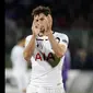 Bek Tottenham Hotspur,  Benjamin Stambouli menyapa pendukungnya usai timnya dikalahkan Fiorentina di laga Liga Europa leg kedua di Stadion Artemio Franchi, Italia (26/2/2015). Fiorentina menang 2-0 atas Tottenham Hotspur.  (Reuters/Max Rossi)