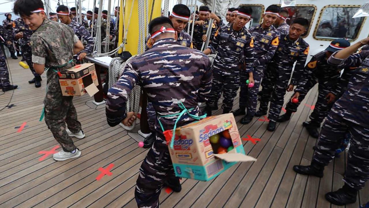 FOTO: Serunya Taruna AAL Rayakan 17 Agustusan di Tengah Laut