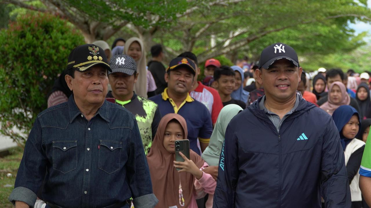 Kapolres Jalan Sehat Bersama Ribuan Warga Dalam Rangka HUT Rohul Ke 25