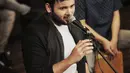 Ridho Rhoma saat menyanyikan salah satu lagu di kantor Kapanlagi Youniverse (KLY), Jakarta, Jumat (28/9). Dalam penampilannya Ridho Rhoma membawakan lagu-lagu hits nya seperti 'Hanya Dia', 'Menunggu', dan 'Cuma Kamu'. (Liputan6.com/Faizal Fanani)