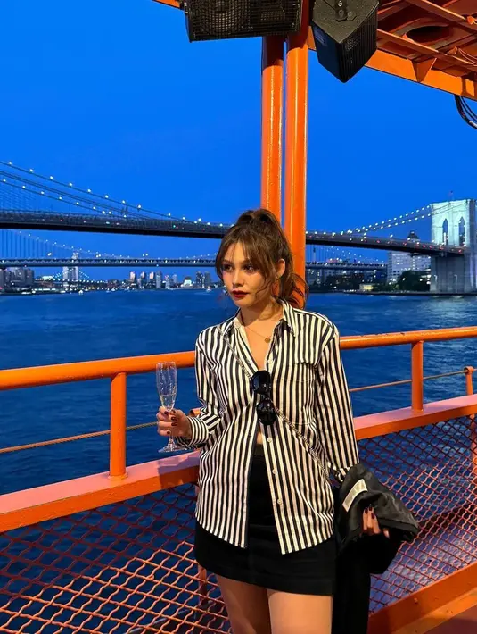 Vanesha Prescilla pilih gaya semi formal dengan padukan kemeja stripe dan rok mini. [@vaneshaass]