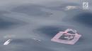 Kantung plastik mengambang di laut pascajatuhnya pesawat Lion Air JT 610 di laut utara Tanjung Pakis, Jawa Barat, Senin (29/10). Lion Air JT 610 teregistrasi dengan PK-LQP dan berjenis Boeing 737 MAX 8. (Liputan6.com/Herman Zakharia)