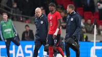 Cedera, Noni Madueke harus ditarik keluar dari laga uji coba antara Inggris vs Uruguay di Stadion Wembley, Sabtu (28/03/2026) dini hari WIB. (AP Photo/Alastair Grant)