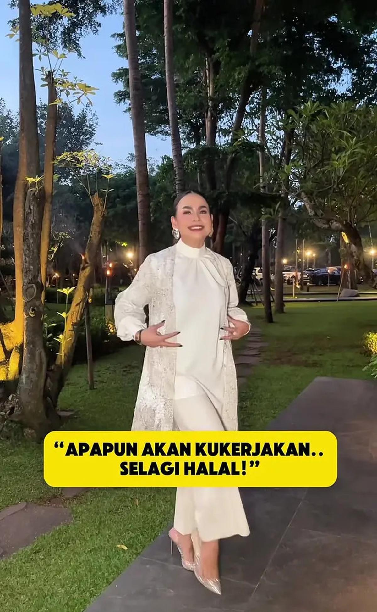7 Potret Melaney Ricardo Jadi MC Buka Puasa, Dapat Berkah Ramadhan